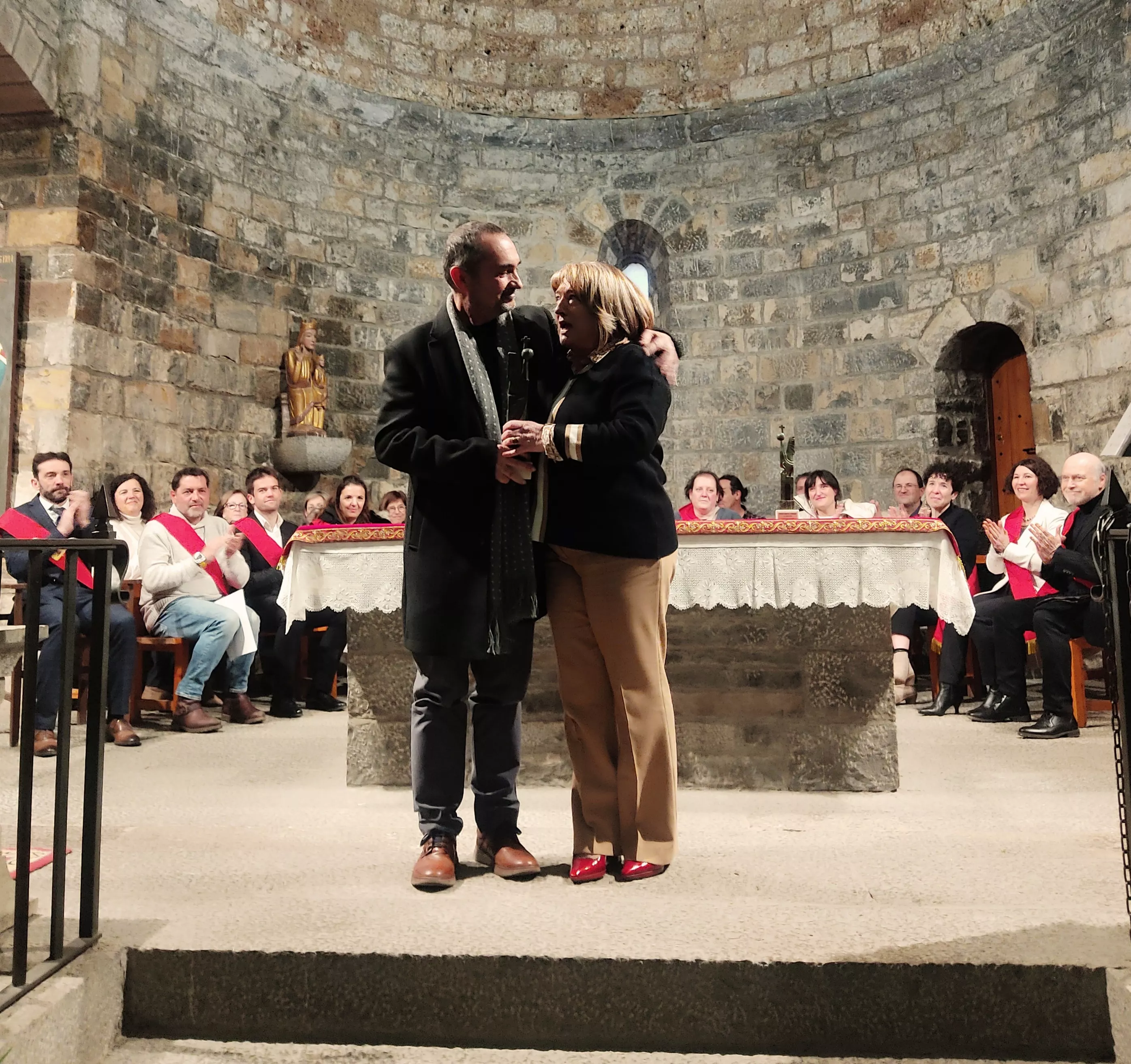 Joaquín Pardinilla recoge de la manos de la consejera de educación, cultura y deporte el premio