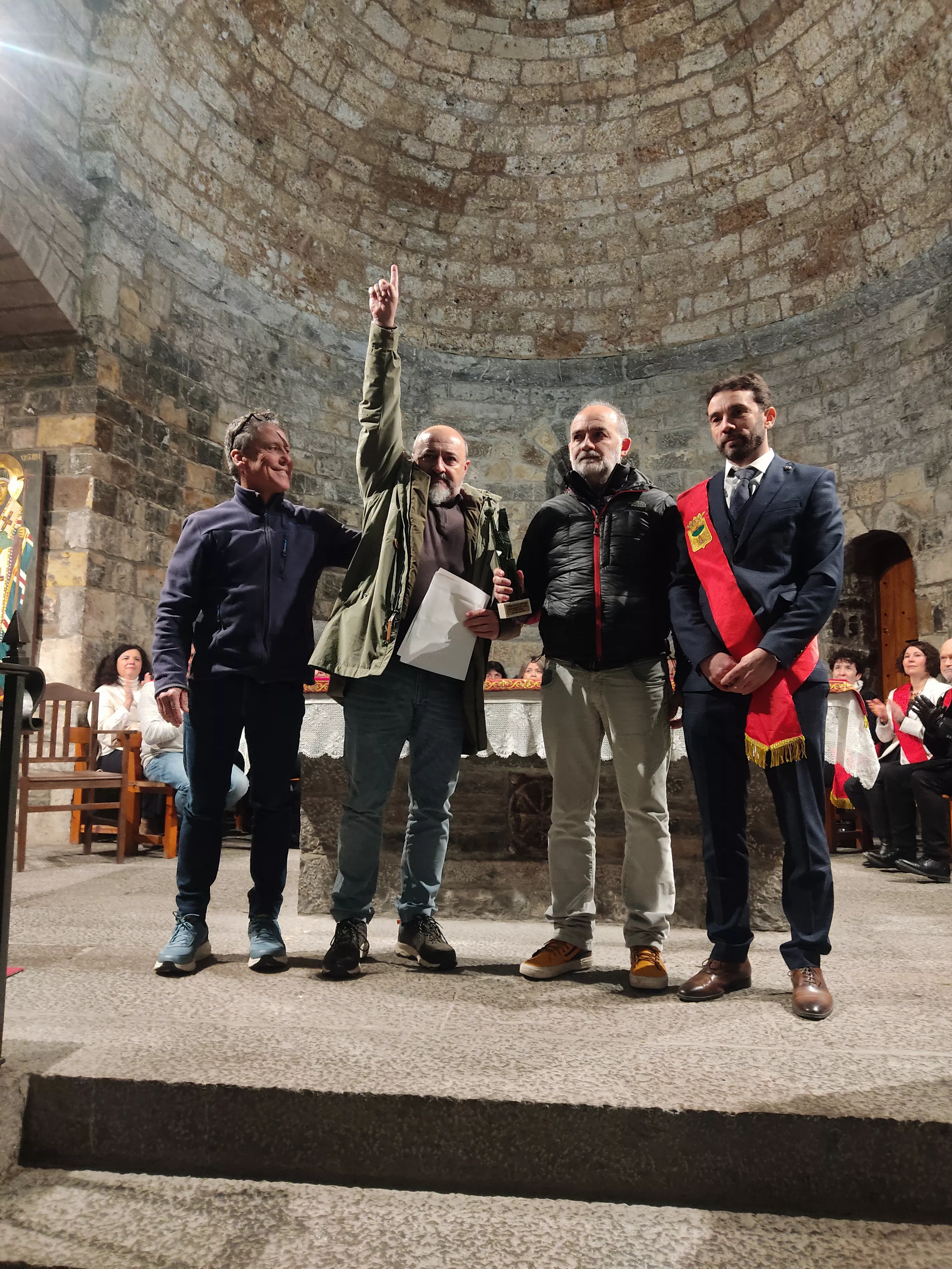 La familia de Nacho Cifuentes recoge el premio a título póstumo con Alberto Bosque, Presidente del Cas, y el alcalde Enrique Pueyo