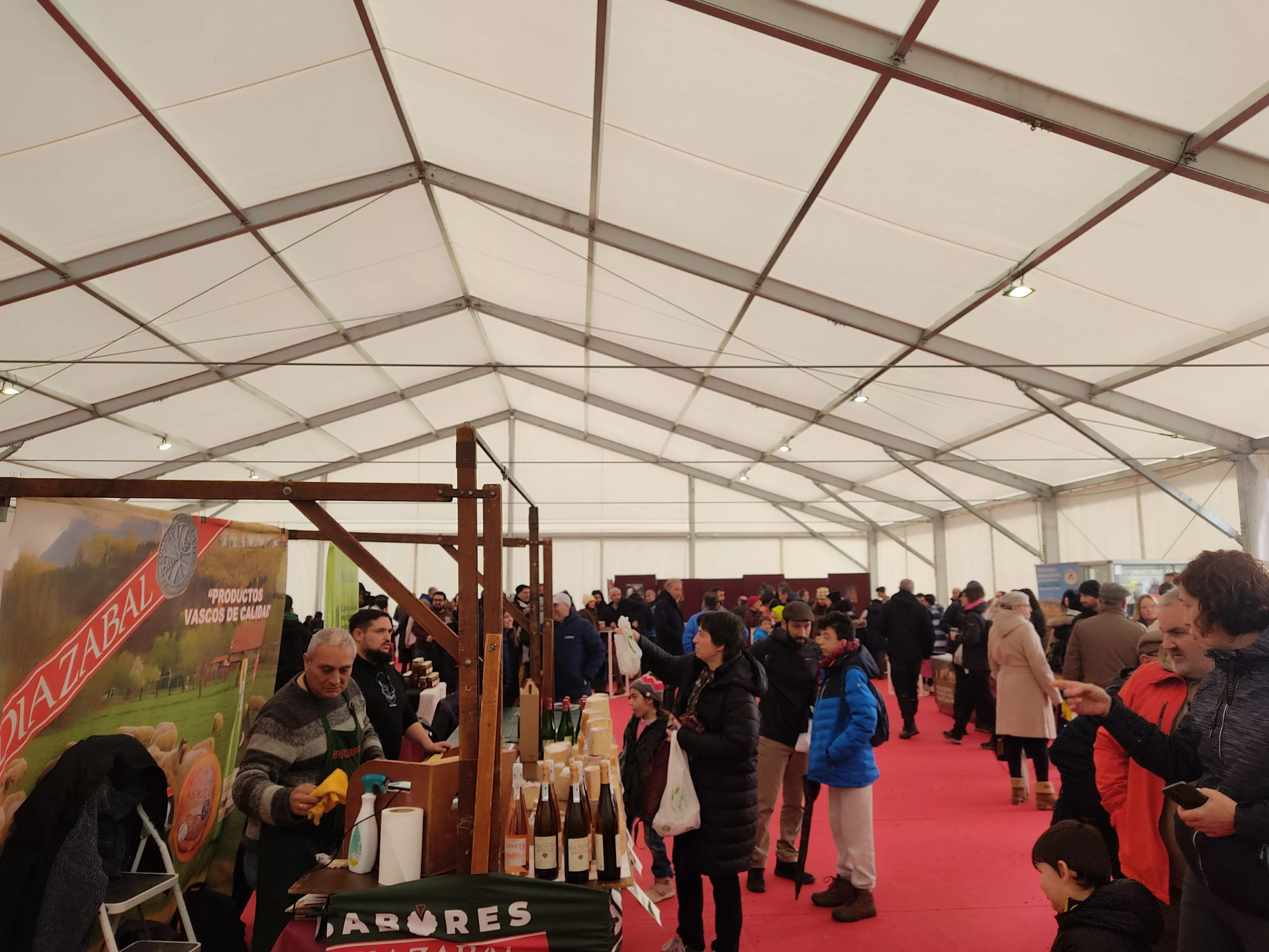 Público en la carpa durante la feria de la trufa este sábado