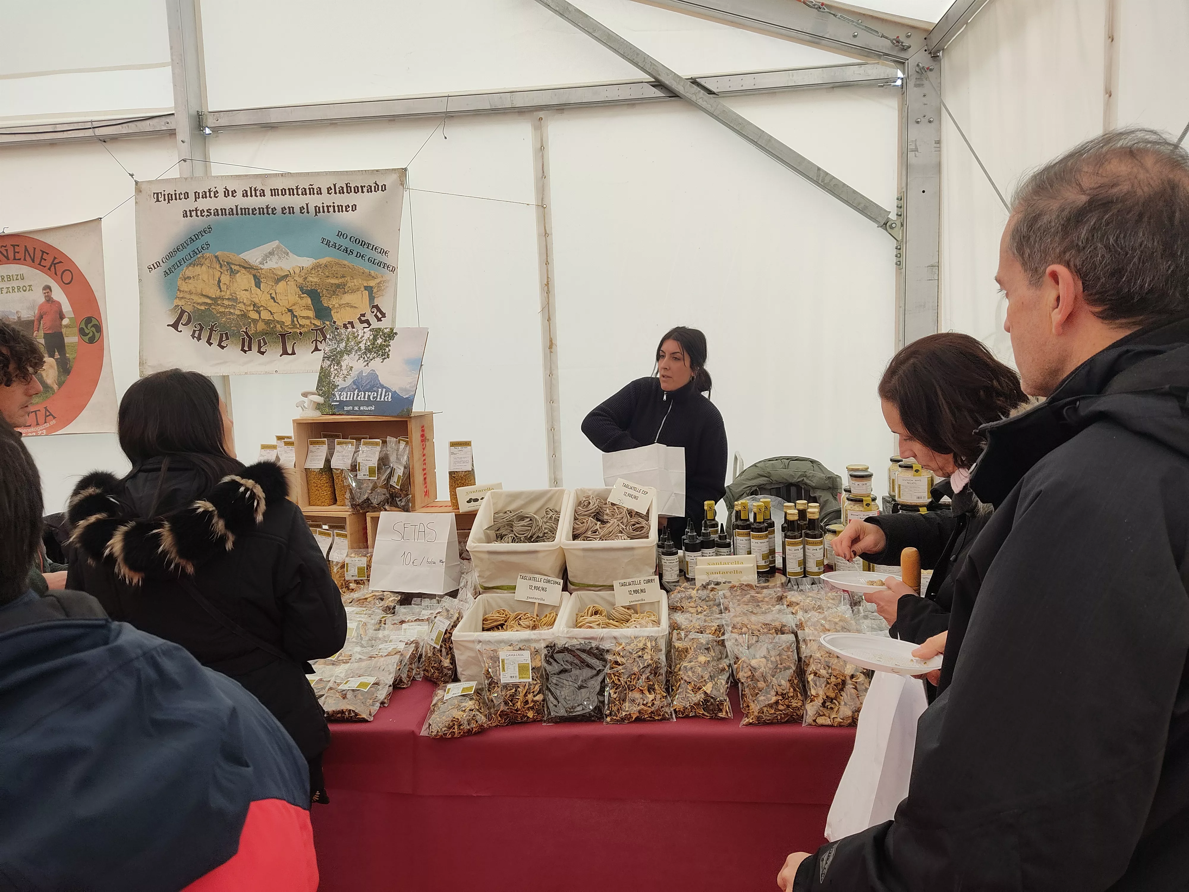 Uno de los puestos presentes en la carpa