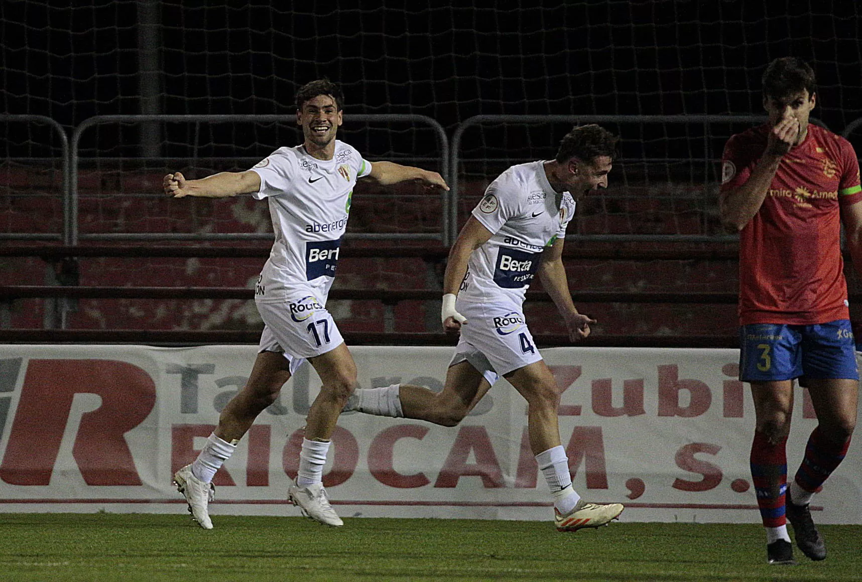 Xavi Sola celebra su primer gol con el Barbastro.