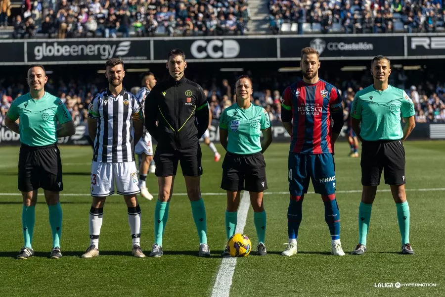La árbitra Marta Huerta de Aza, con los capitanes en Castellón. Foto Laliga