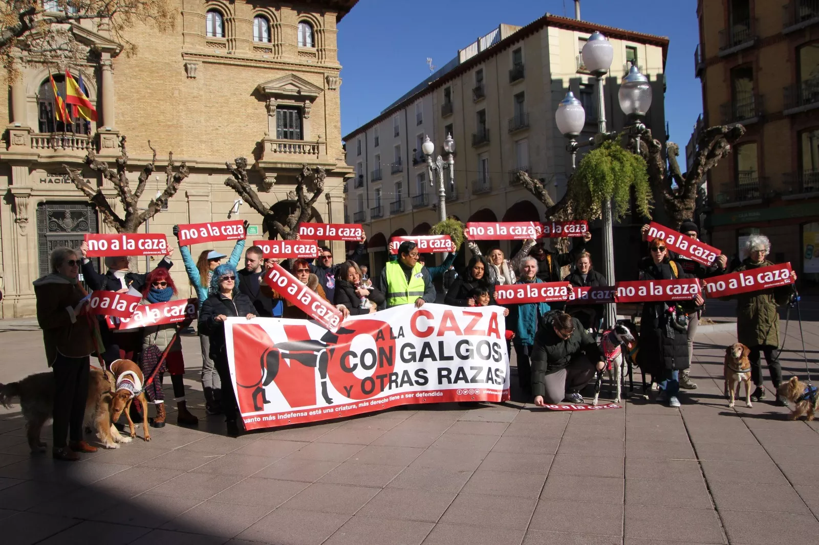 Manifestantes de la Plataforma No a la Caza. Foto Carlos Neofato