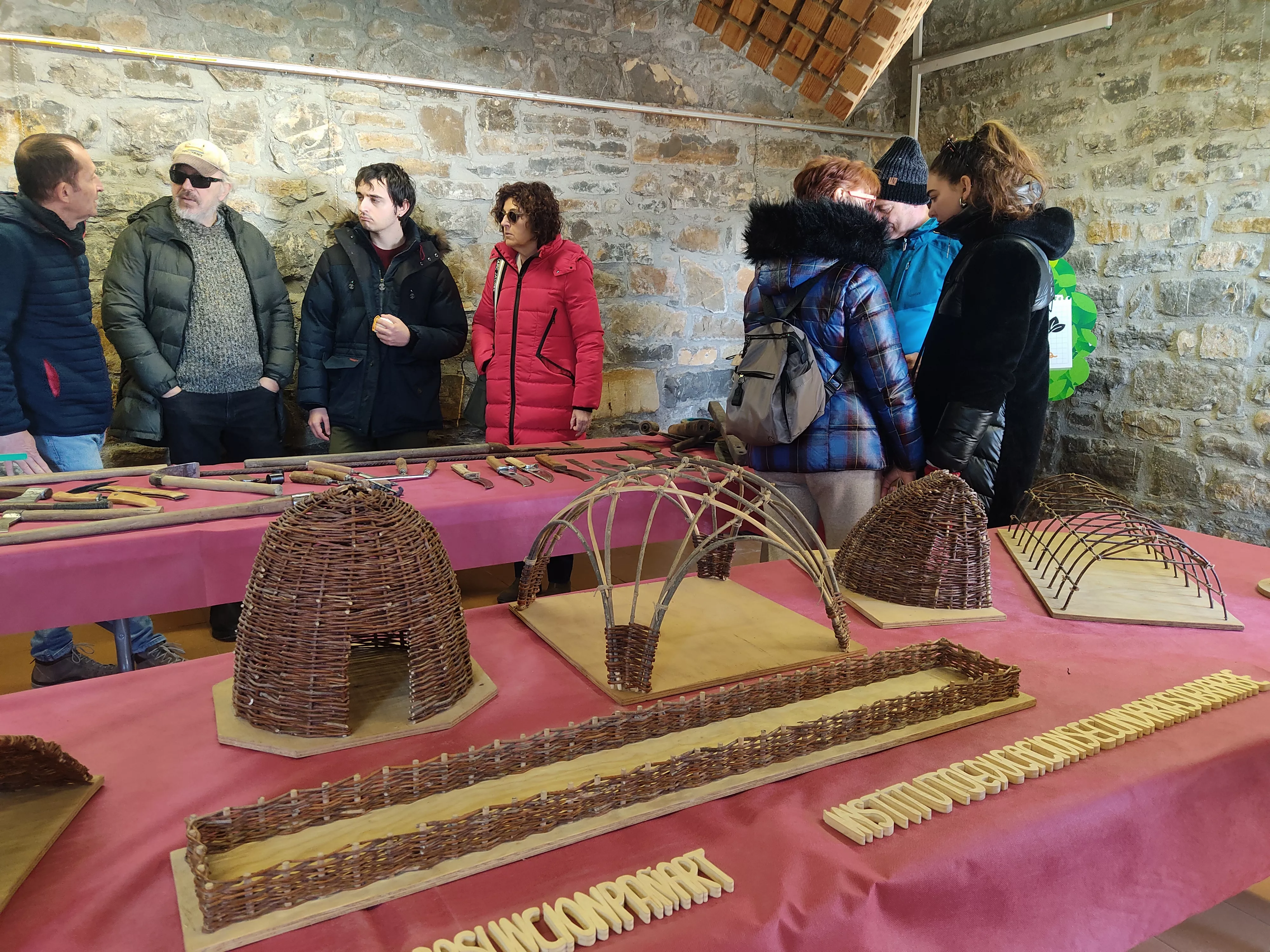 Exposición del taller de hierro y de instrumentos y artesanía del huerto escolar