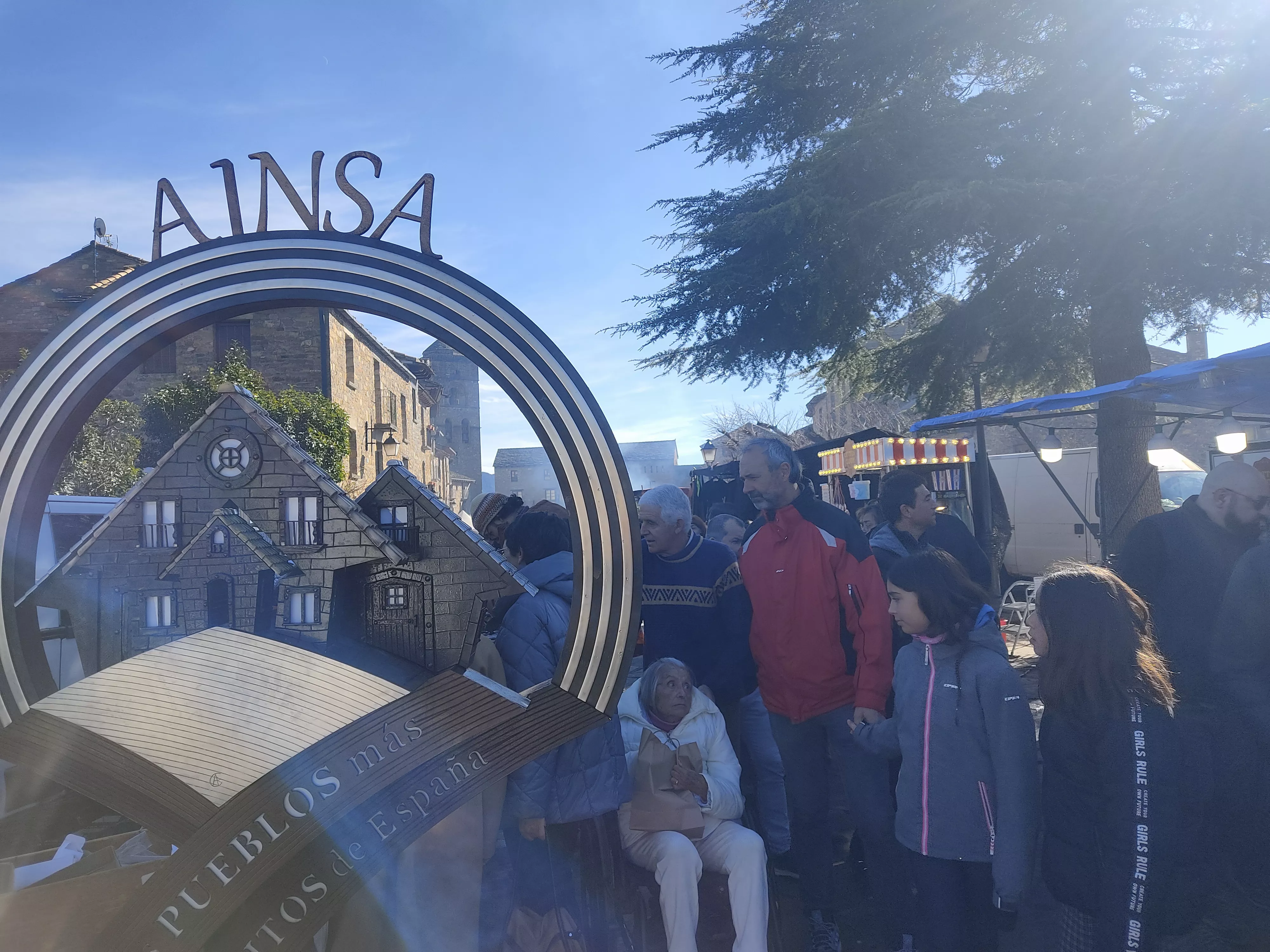 Público en la feria