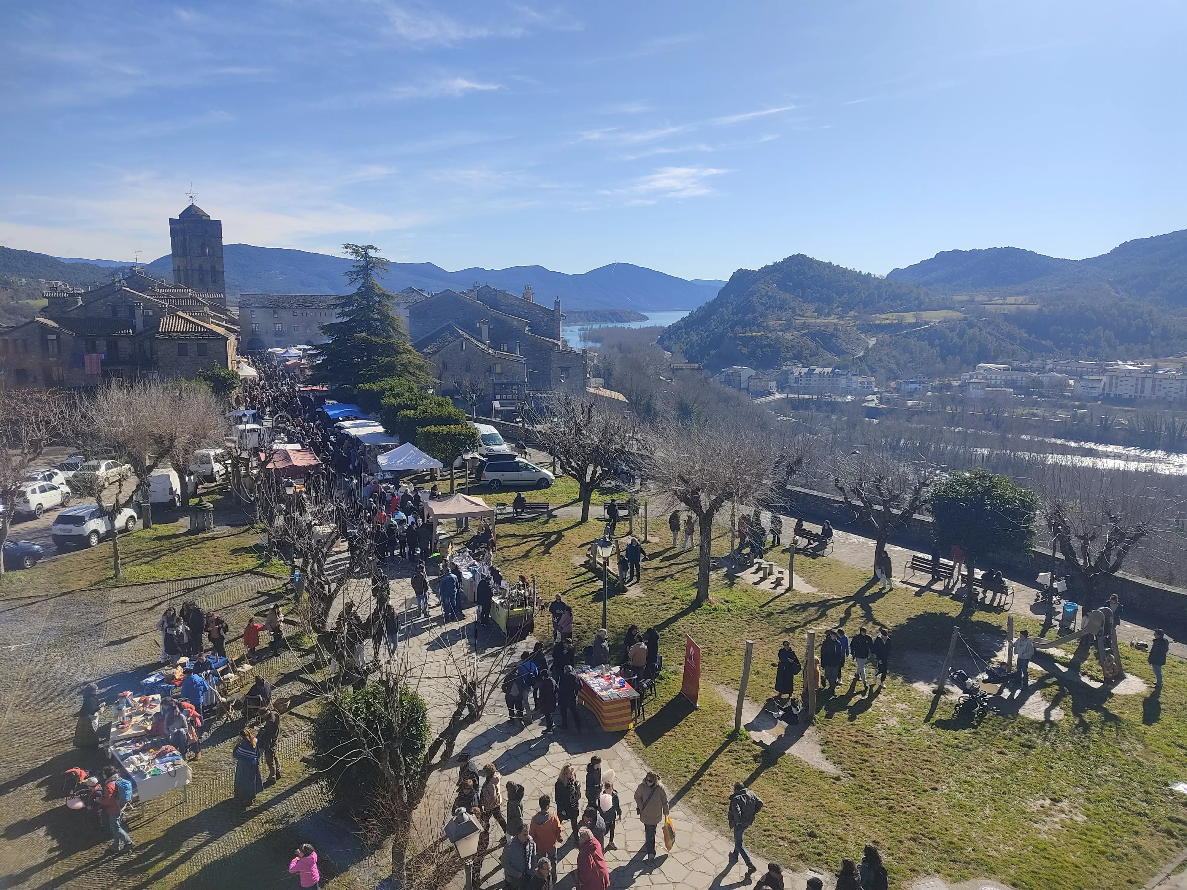 Ambiente de la Ferieta de Aínsa desde la muralla del Castillo