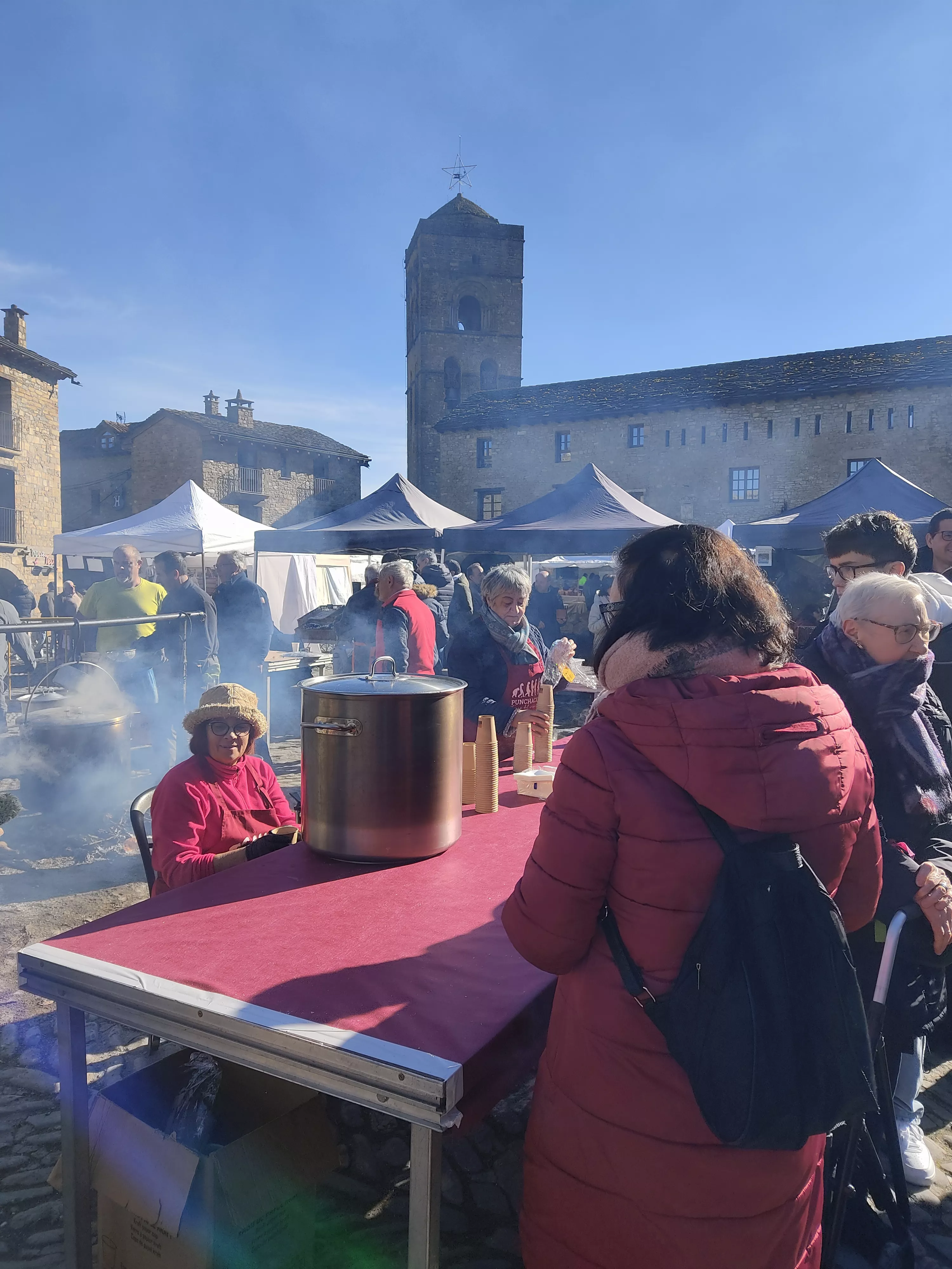 Reparto de caldo de gallina de Sobrarbe