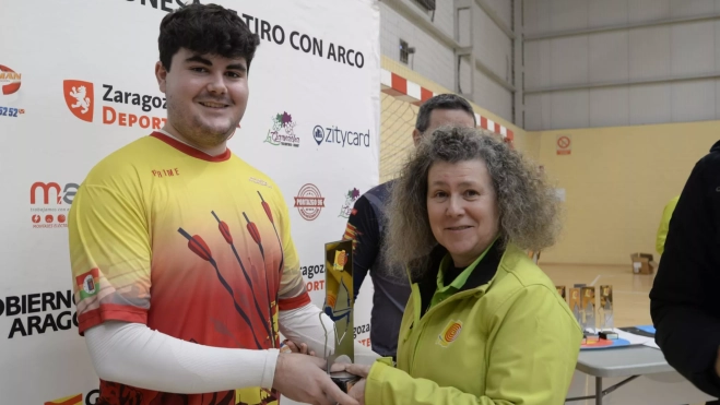 Francho Rufas, una de las grandes atracciones del torneo con su trofeo de manos de su madre, juez de la competición Francho Rufas, una de las grandes atracciones del torneo con su trofeo de manos de su madre, juez de la competición