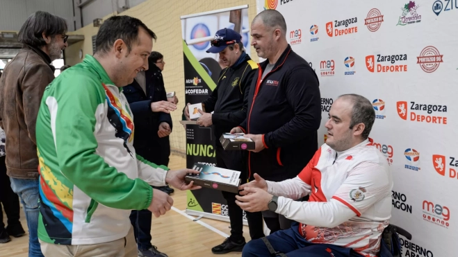 Arturo Arizón entrega un trofeo. Arturo Arizón entrega un trofeo.