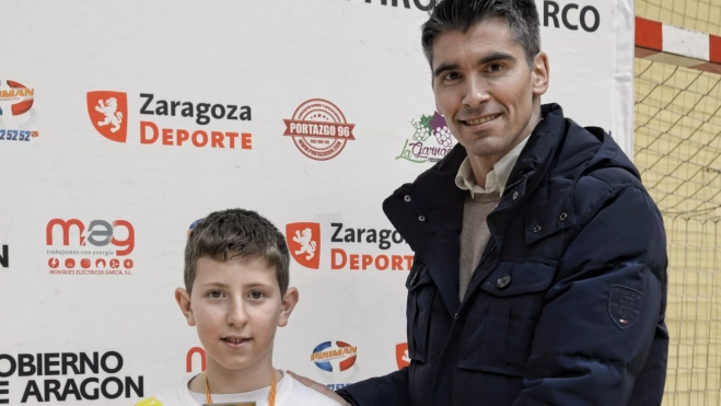 El concejal Guillermo Gómez Mur entrega un trofeo El concejal Guillermo Gómez Mur entrega un trofeo