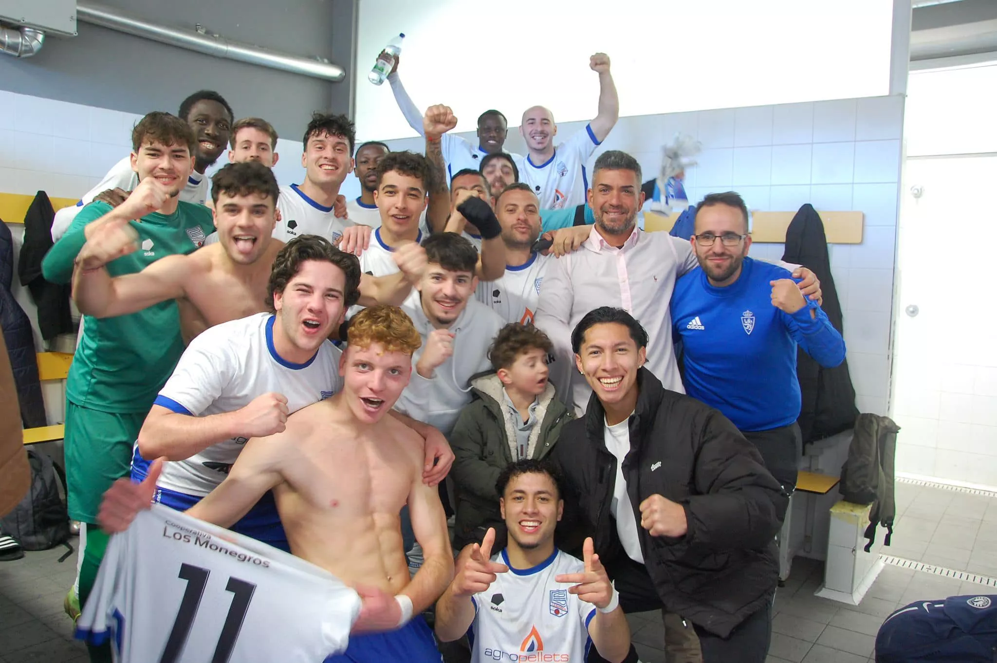 El Sariñena celebra la victoria. Regional Preferente: el Robres sigue fuerte en lo alto y aprovecha el empate del Gurrea