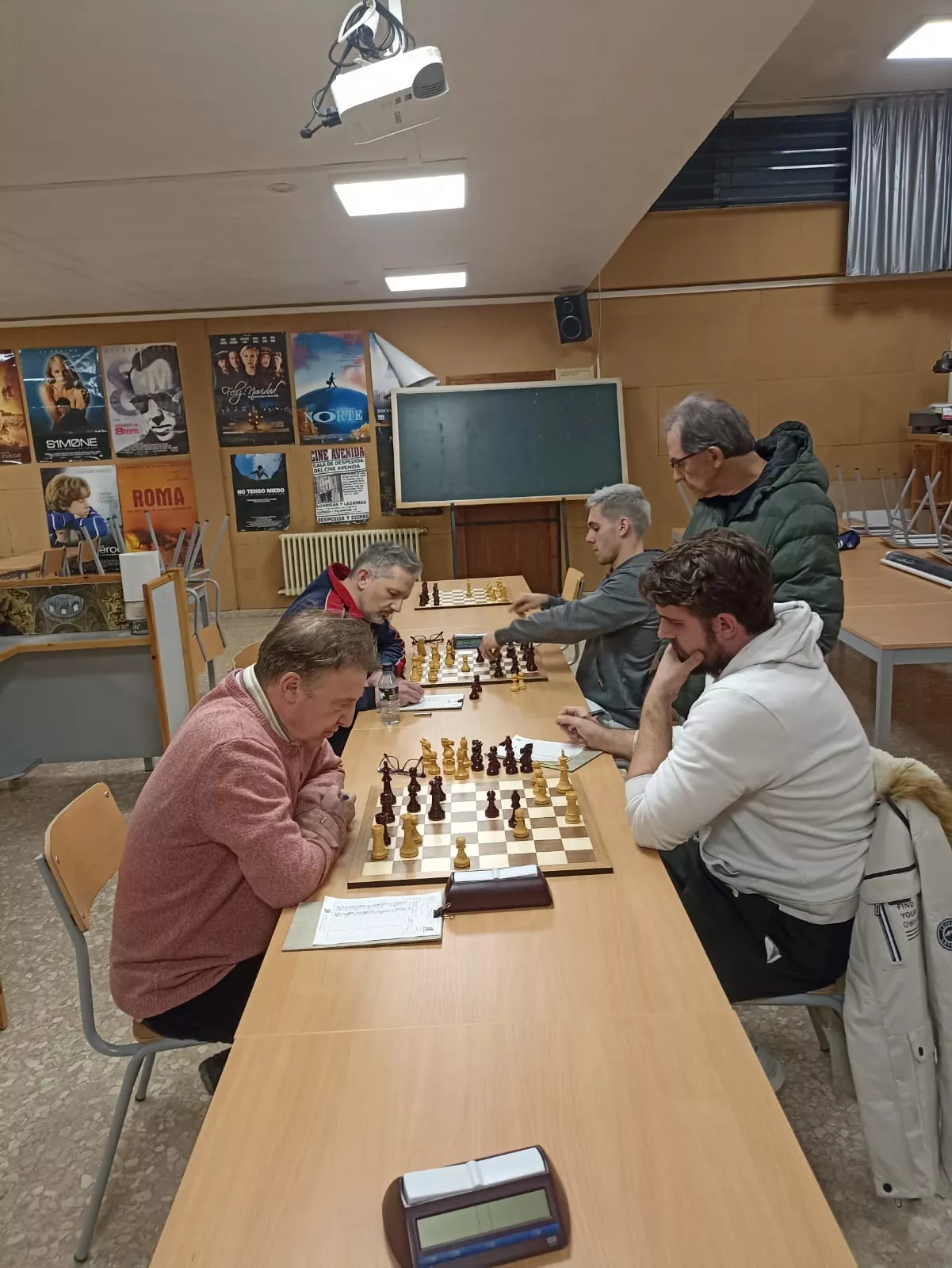 Partido entre Atletismo Huesca y CA Monzón de Preferente. Lideratos por partida doble de L'Aurora Estadilla y CA Monzón en el Campeonato de Aragón de ajedrez por equipos
