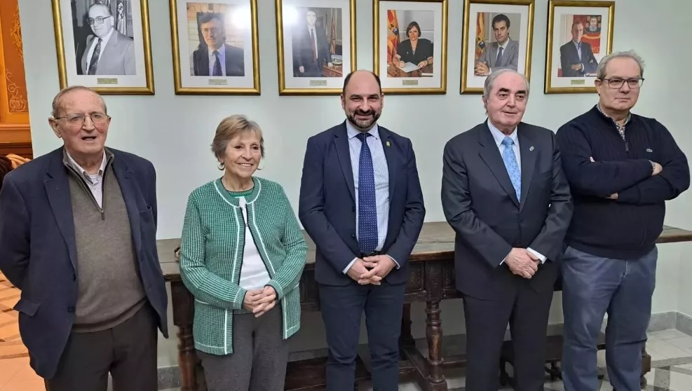 Francisco Viu Barbastro, primero con la izquierda junto a los otros cuatro alcaldes barbastrenses en la democracia