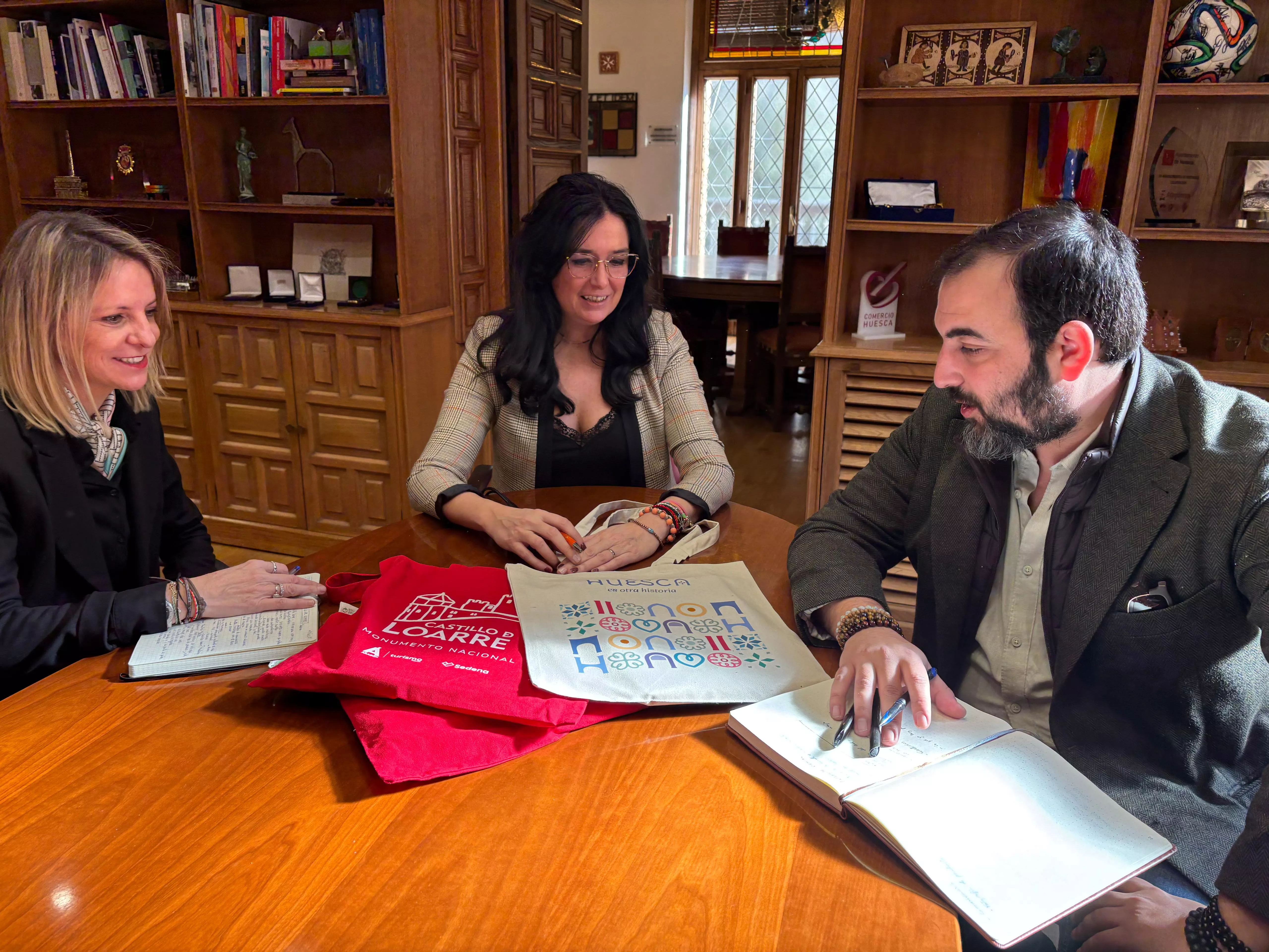 Nuria Mur, Lorena Orduna y Eduardo Corrochano, en el Ayuntamiento de Huesca Nuria Mur, Lorena Orduna y Eduardo Corrochano, en el Ayuntamiento de Huesca