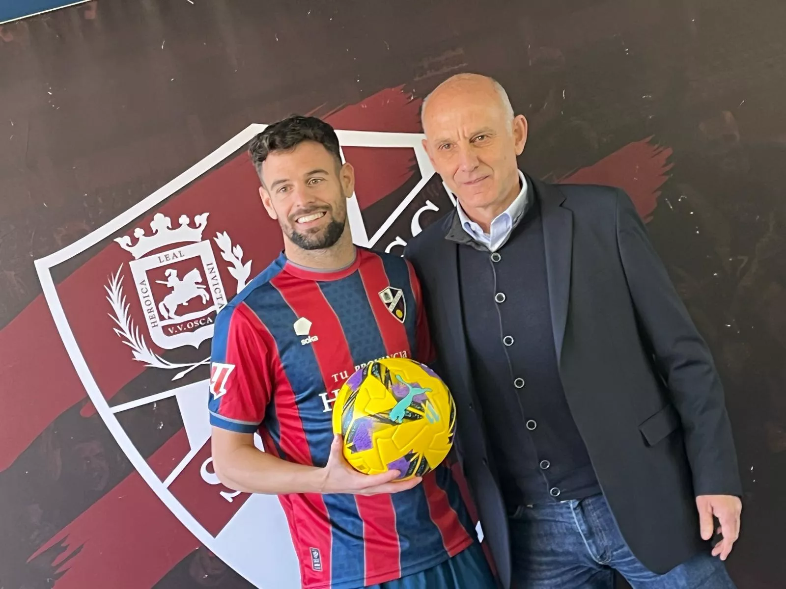 ¨Moi Delgado junto a Ángel Martín González. Así queda la plantilla del Huesca: varias renovaciones pendientes y 9 futbolistas con contrato más allá de junio. Foto: Adri Mora