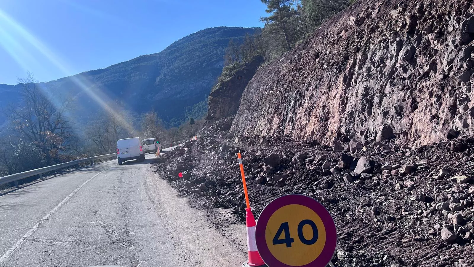 Semáforo para regular el tráfico por las obras en la A-132.