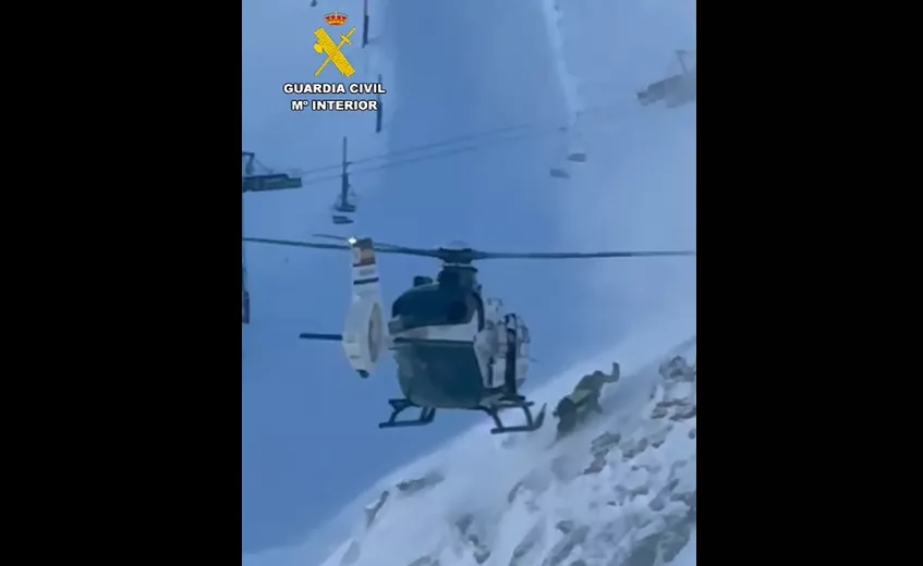 Complicado rescate de un esquiador fuera de pistas.