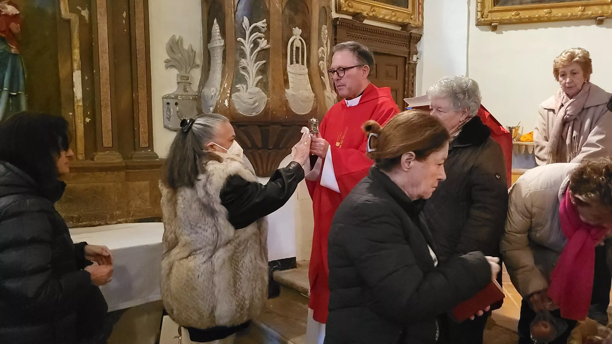 El sacerdote Rodolfo Prieto entrega la reliquia de Santa Águeda a la veneración de cientos de feligreses en las Mártires