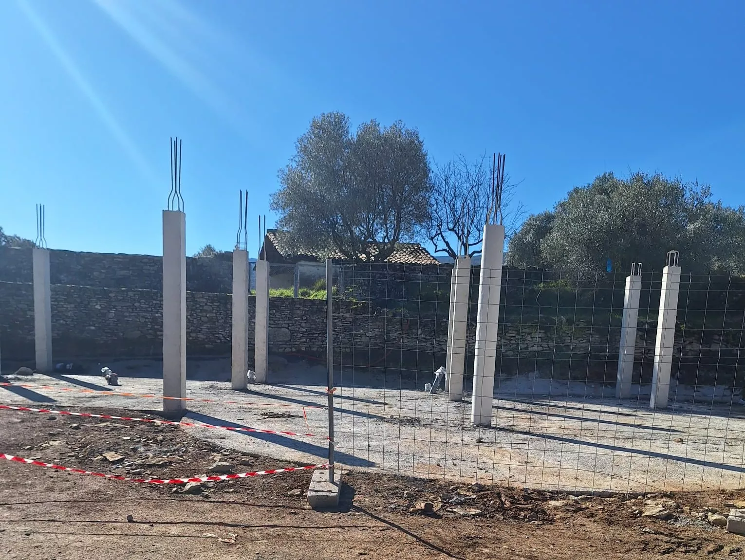 Estado de los trabajos del nuevo edificio de Lecina para vivienda y local social destinado a bar.
