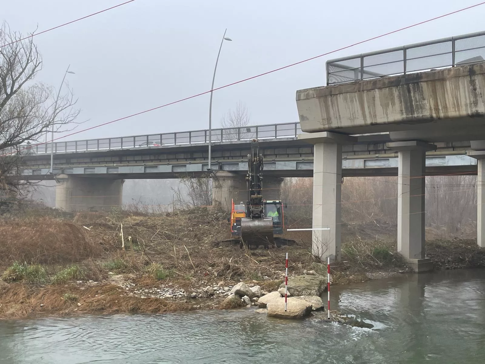 Limpieza de la vegetación en el puente pequeño sobre el río Cinca a su paso por Fraga Limpieza de la vegetación en el puente pequeño sobre el río Cinca a su paso por Fraga