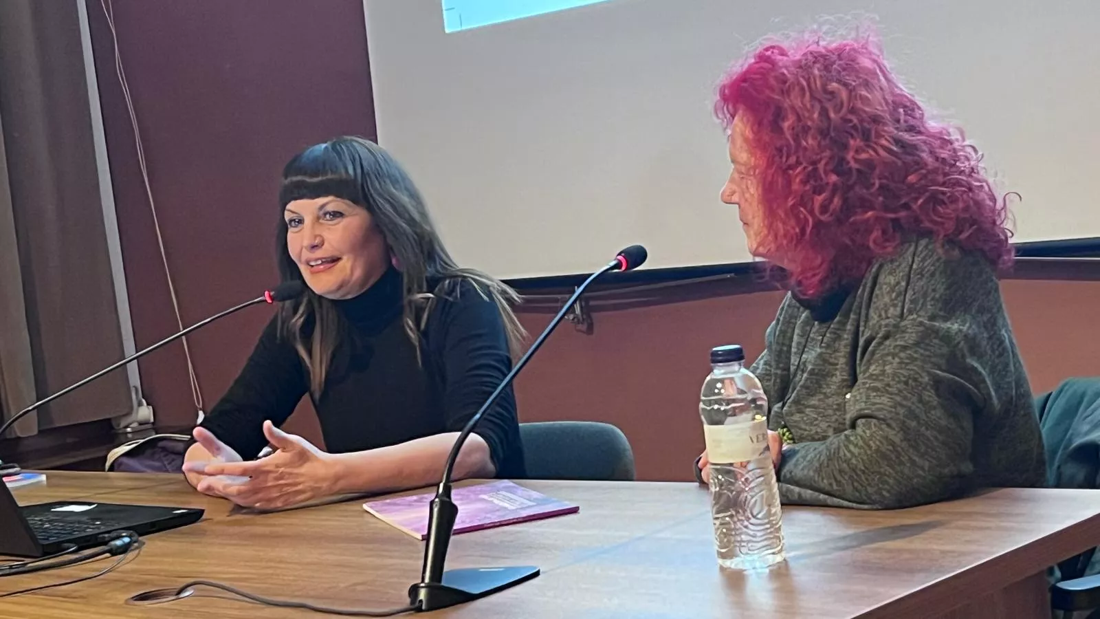 Estela Puyuelo ha presentado su libro 'La maestra de yoga' en el IEA.