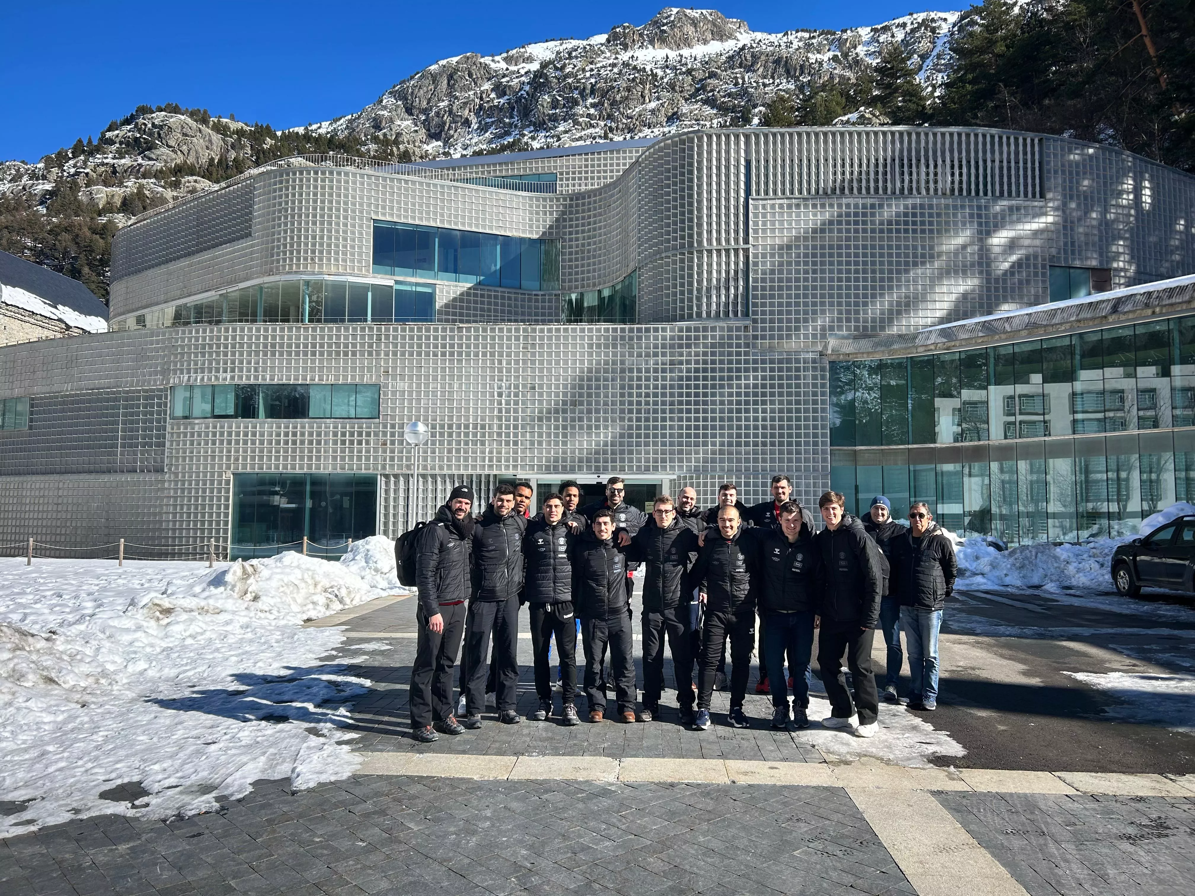 La plantilla de Bada Huesca con el espacio termal de Panticosa al fondo