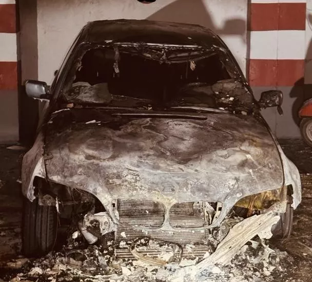 El coche, tras ser sofocado el incendio por los bomberos El coche, tras ser sofocado el incendio por los bomberos