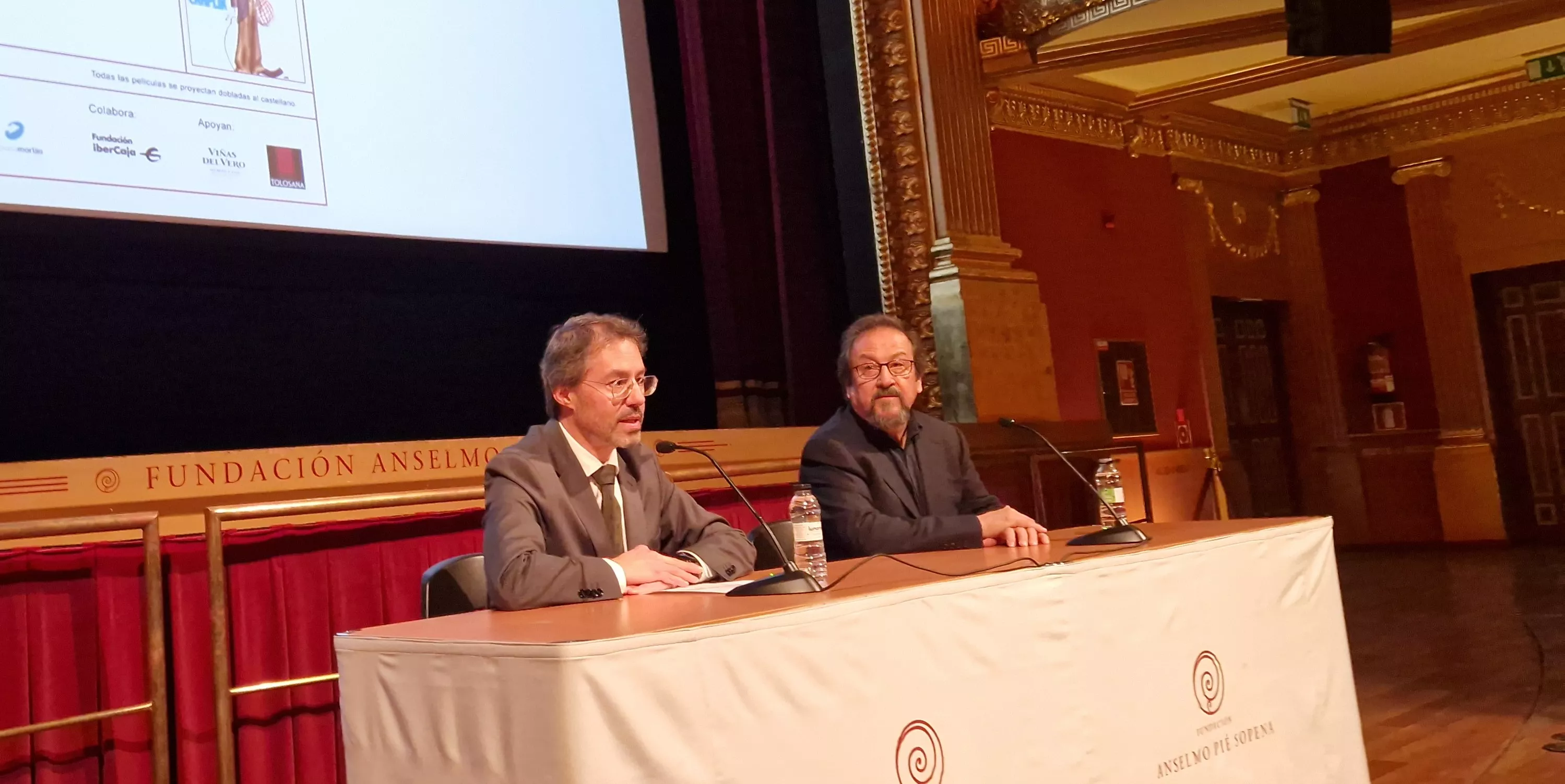 Adolfo Aquilué y Julio Luzán, en el Teatro Olimpia, participando en el XIII Ciclo Economía y Cine. Foto Myriam Martínez