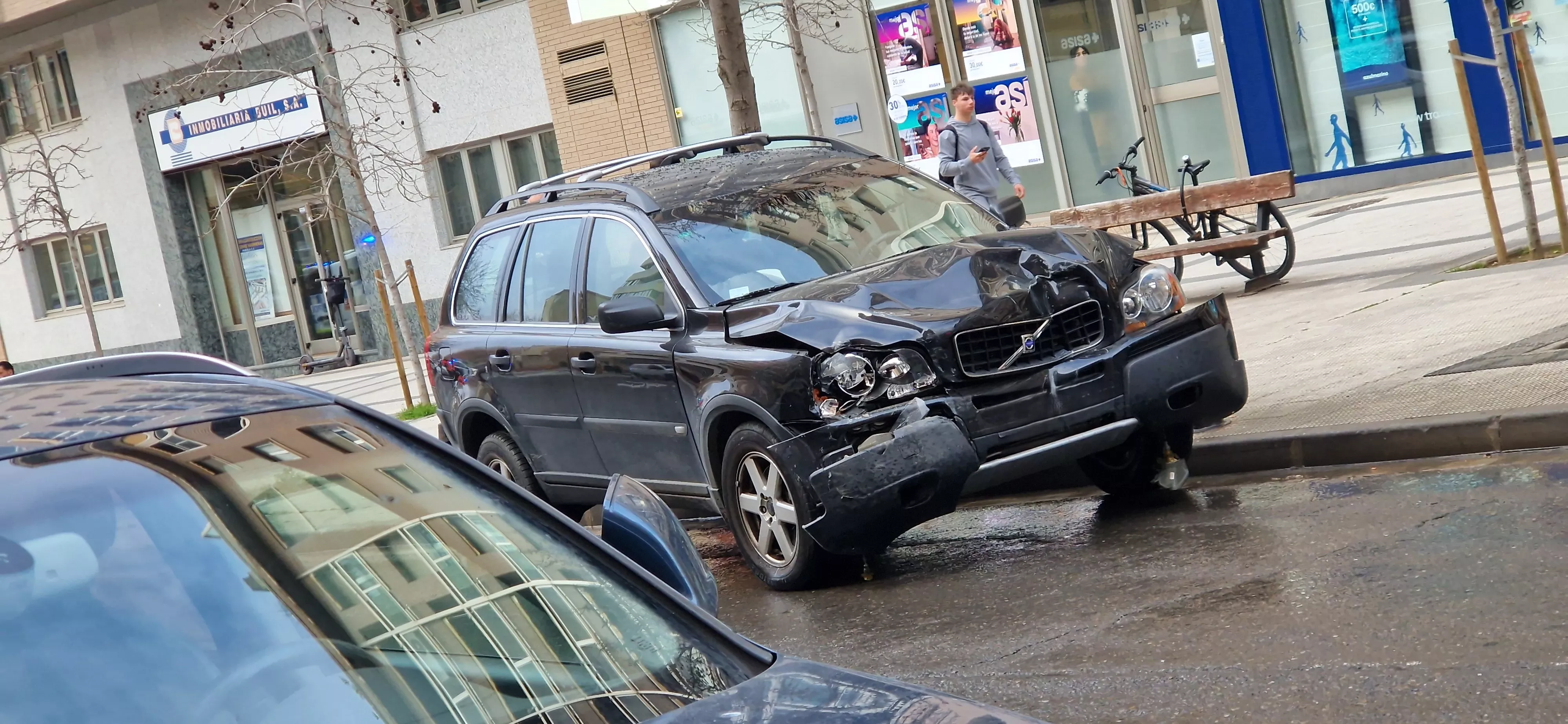 Accidente con tres coches implicados en la calle Zaragoza con Cavia. Foto Myriam Martínez