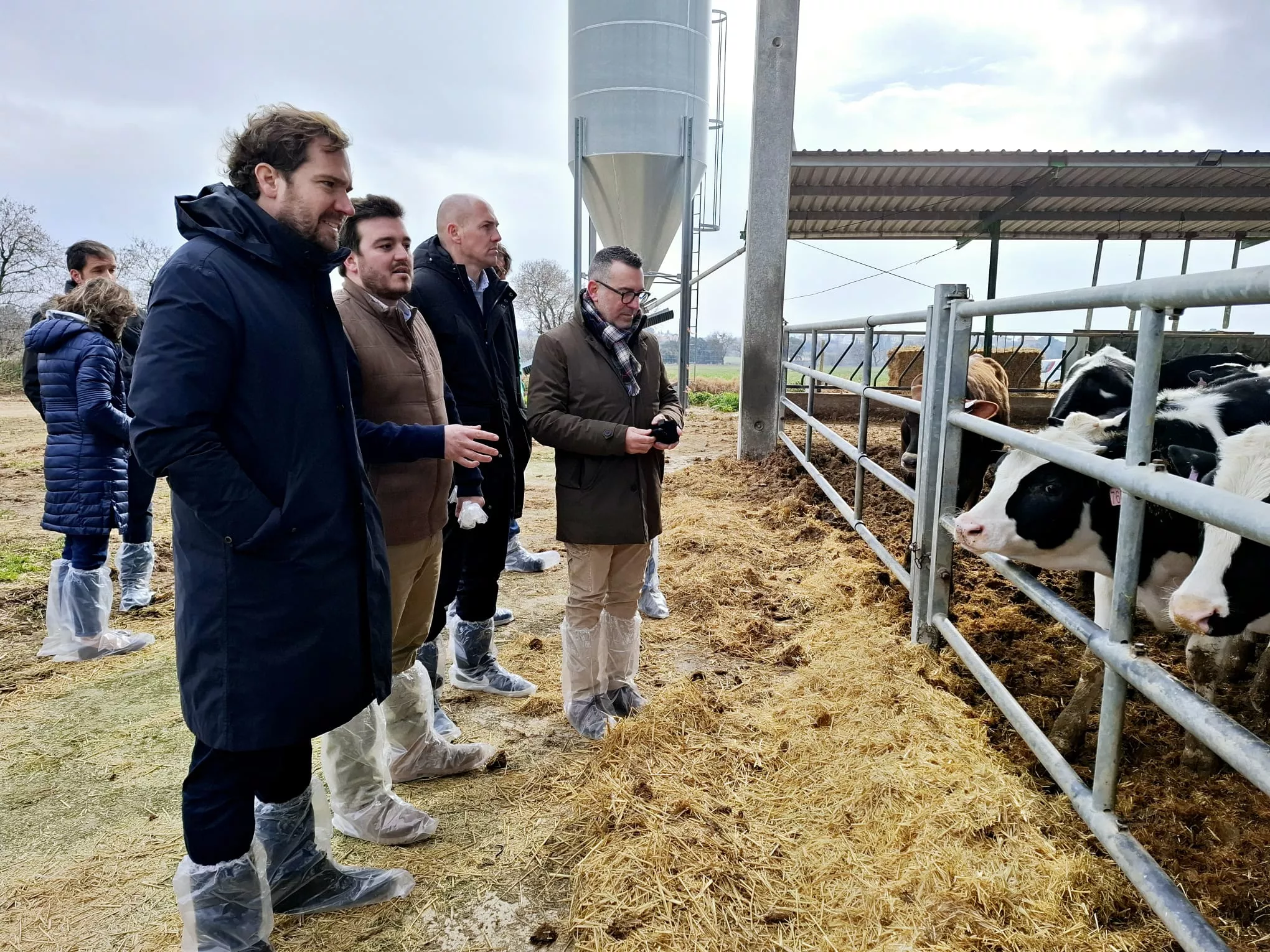 Borja Giménez Larraz, con representantes de Asaja, el diputado al Congreso Javier Folch y el diputado autonómico José María Giménez