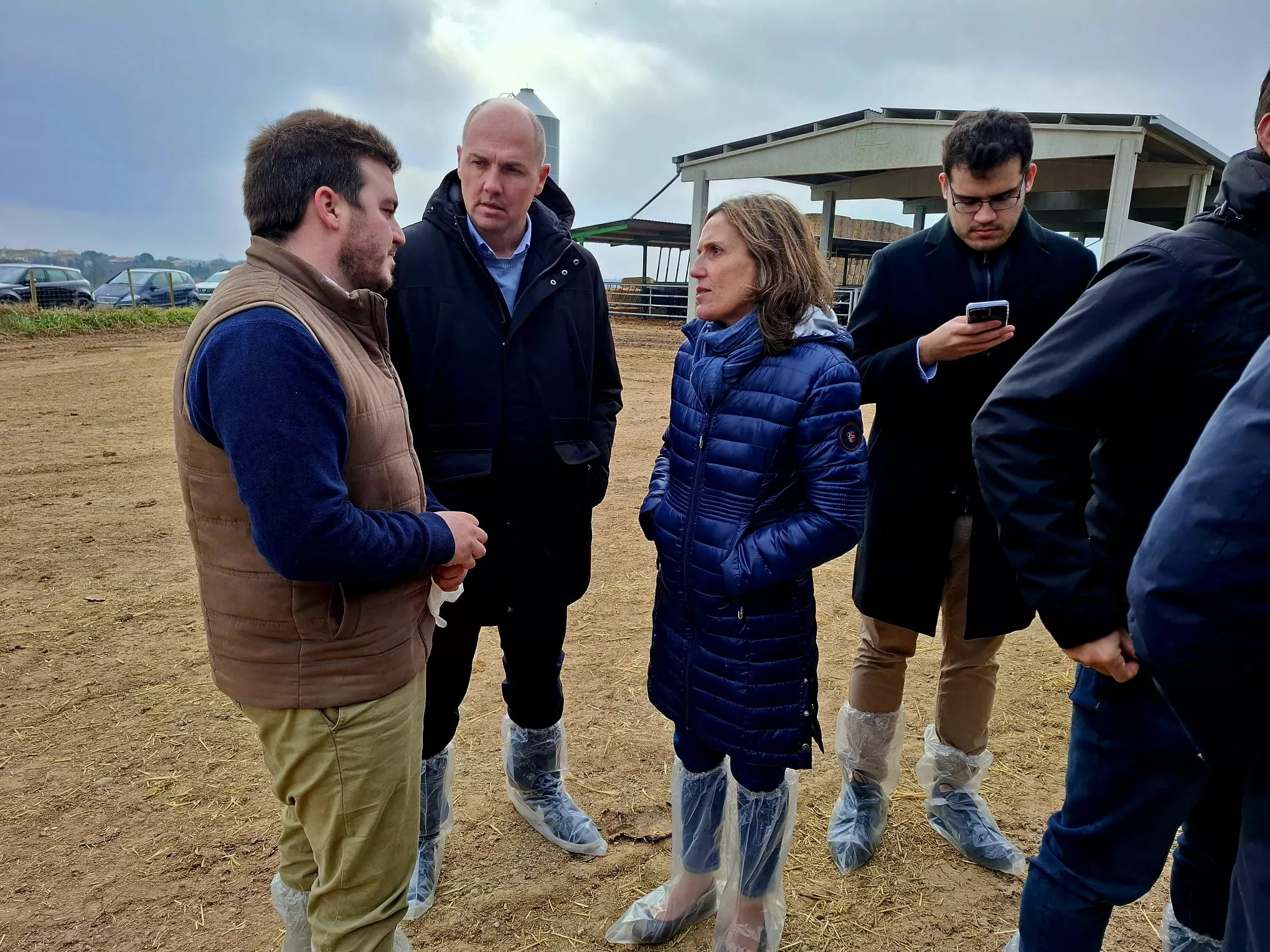 Visita de Borja Giménez Larraz a una granja acompañado de Asaja