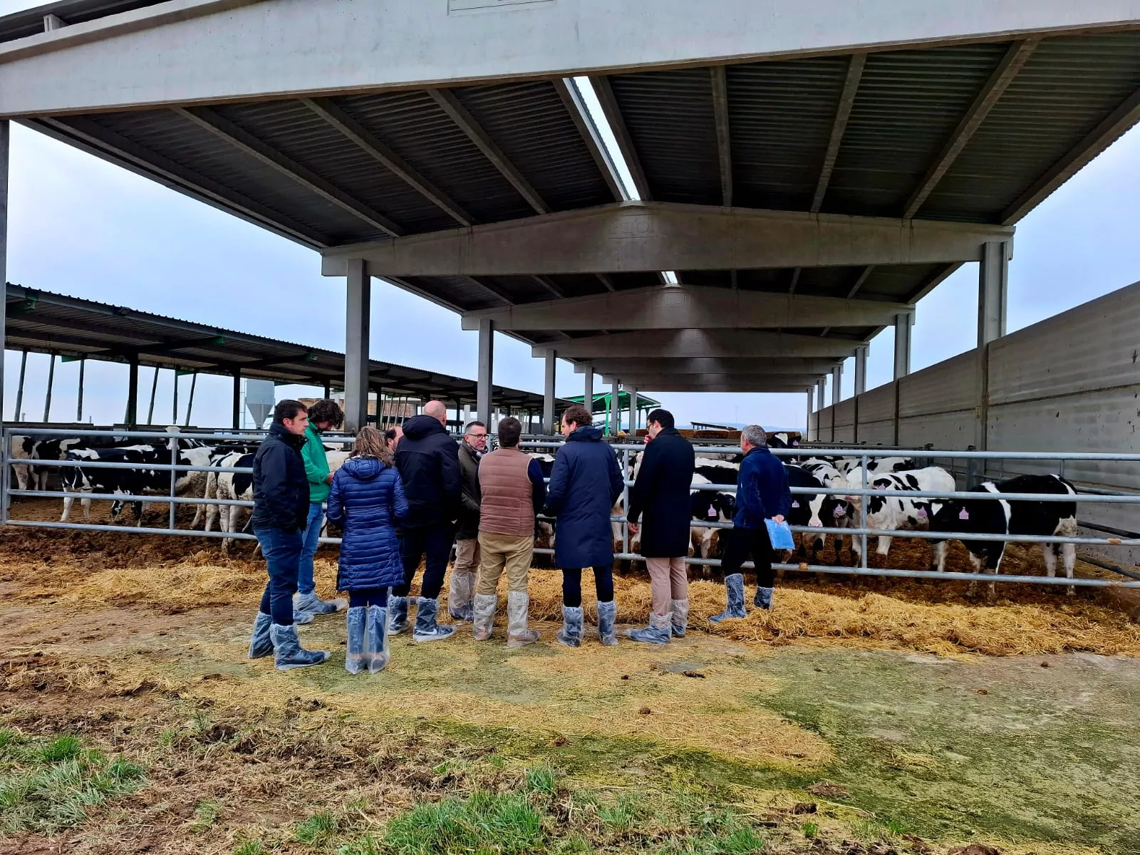Visita de Borja Giménez Larraz a una granja acompañado de Asaja