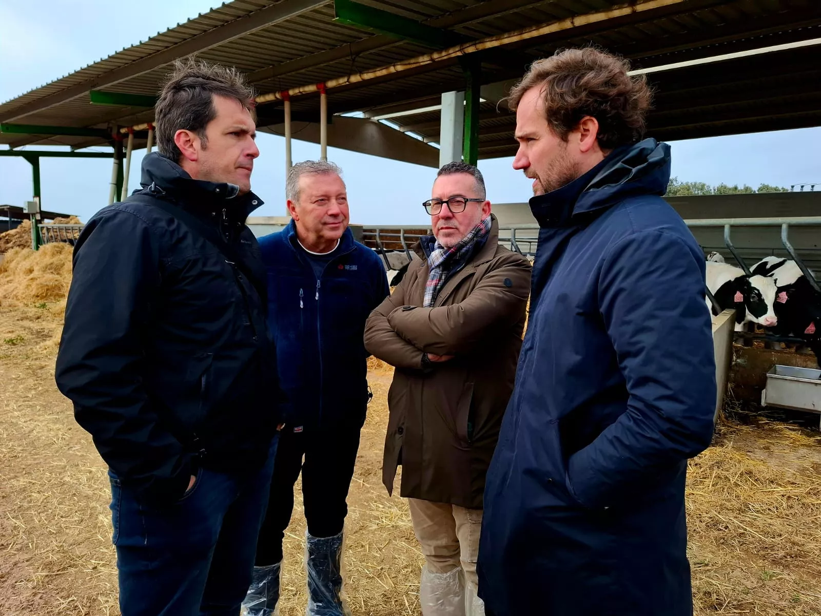 Visita de Borja Giménez Larraz a una granja acompañado de Asaja