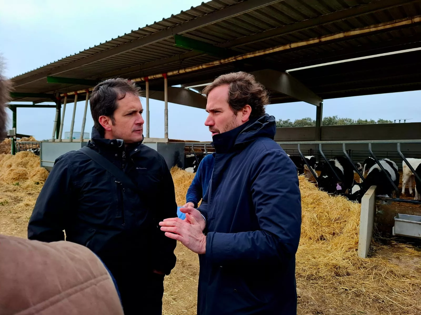 Visita de Borja Giménez Larraz a una granja acompañado de Asaja