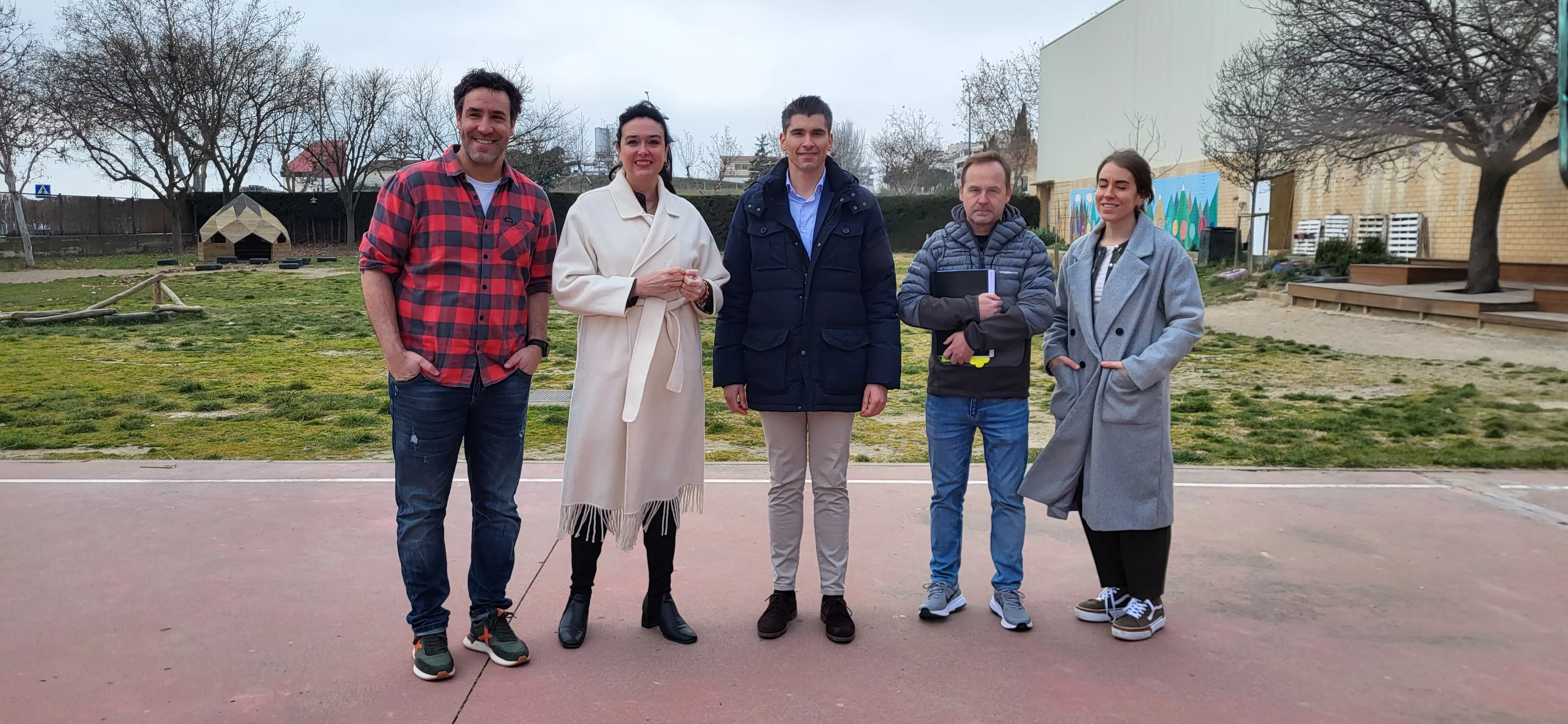 Lorena Orduna y Guillermo Gómez acompañados por miembros del equipo directivo del Colegio Alcoraz.