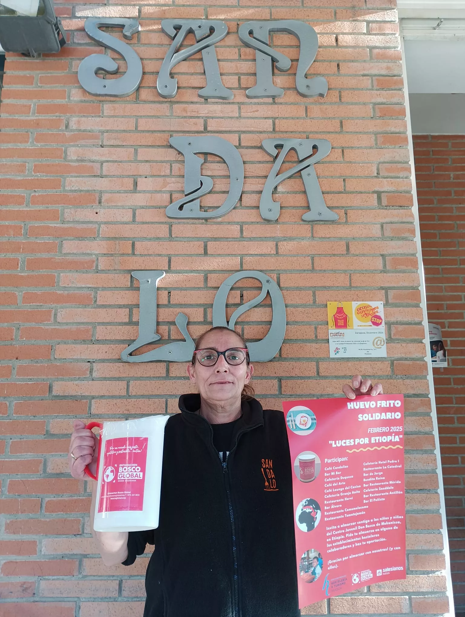 Cafetería Sanddalo, recibiendo la hucha solidaria.