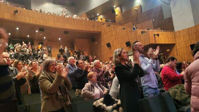 El público despidió a los artistas puesto en pie. Foto Myriam Martínez El público despidió a los artistas puesto en pie. Foto Myriam Martínez