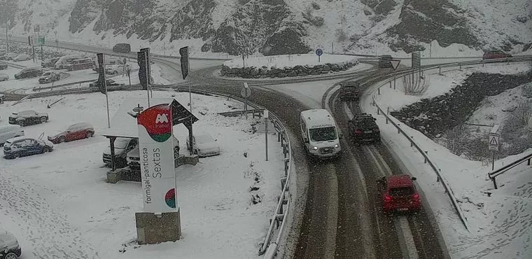 Imagen de la nevada en la tarde de este viernes en Formigal.