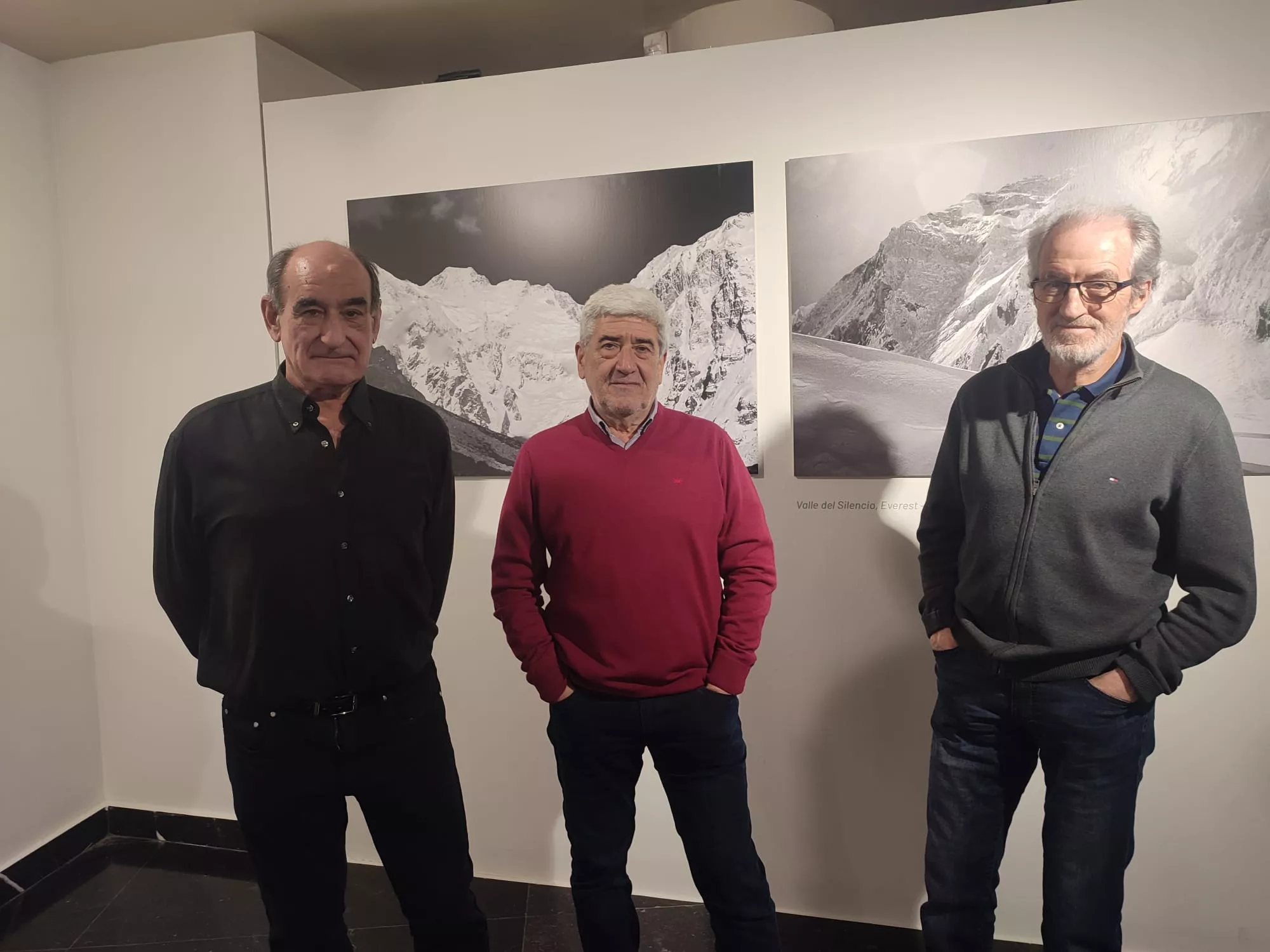 Manolo Avellanas, Manolo Bara y Lorenzo Ortas. Inauguración de la exposición “Espíritu de equipo, una generación irrepetible”. Foto Myriam Martínez Iriarte 