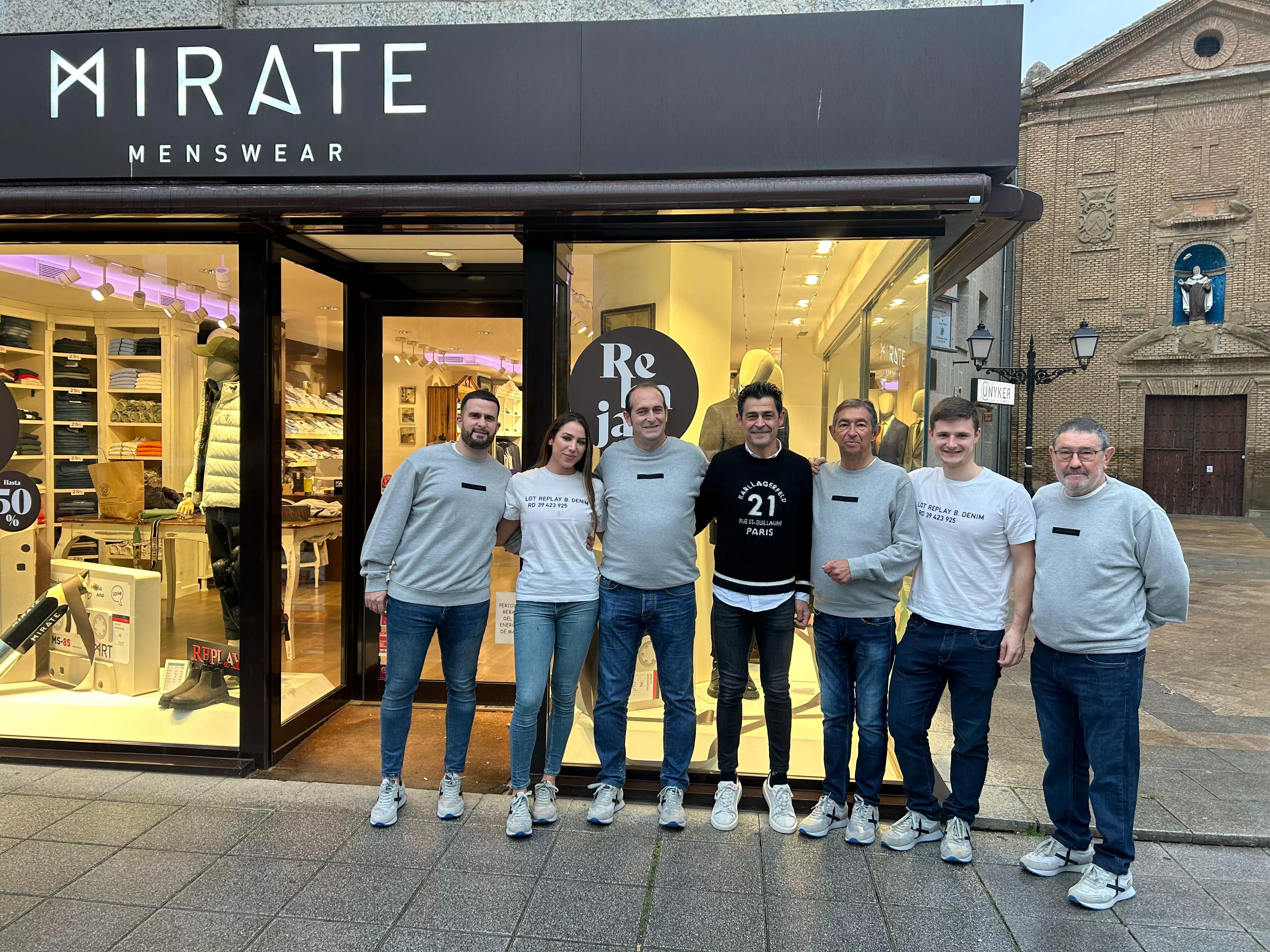 El cuadro técnico de Bada Huesca, con Nolasco al frente, en la tienda de Mírate