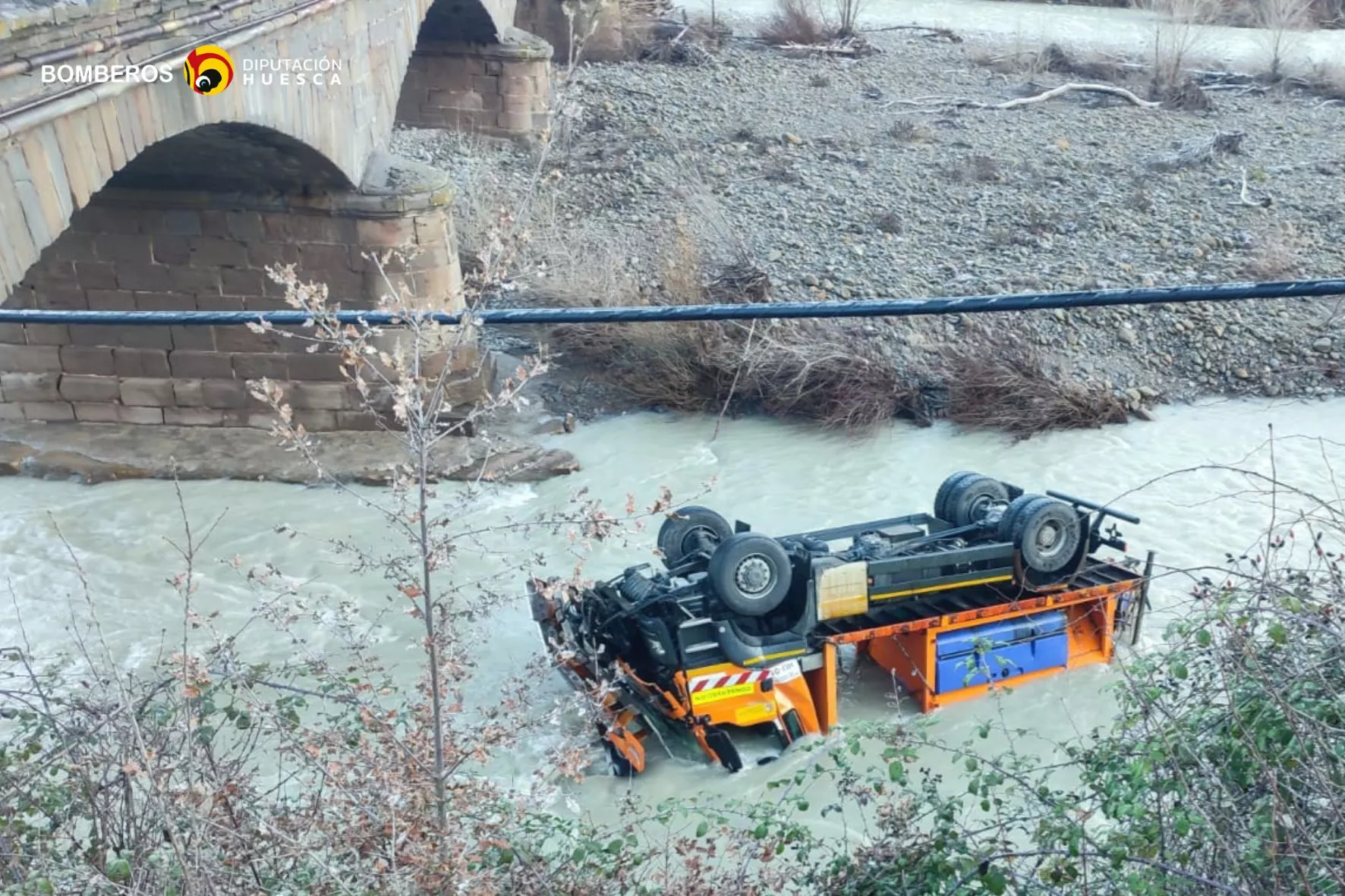 El quitanieves ha caído al cauce del río en Puente la Reina.