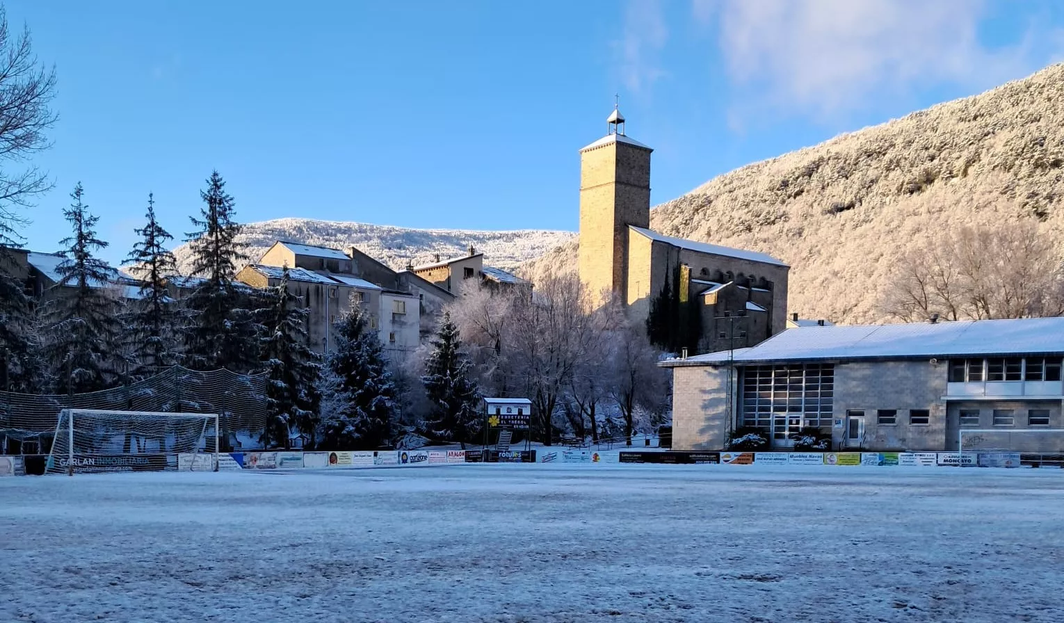 Campo del Biescas, cubierto por la nieve, uno de los proyectos del Plan de Obras y Servicios. Campo del Biescas, cubierto por la nieve, uno de los proyectos del Plan de Obras y Servicios.
