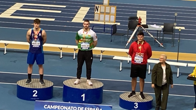 Javi Cruz en lo más alto del podio. Javi Cruz en lo más alto del podio.