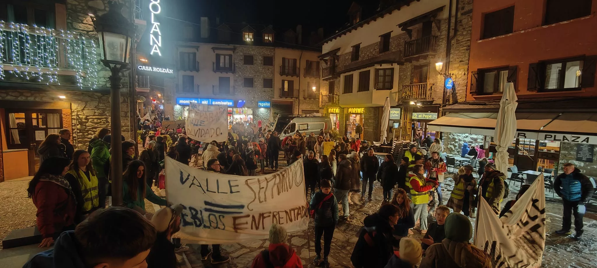 Nueva concentración en Benasque contra una nueva sección delegada del instituto.