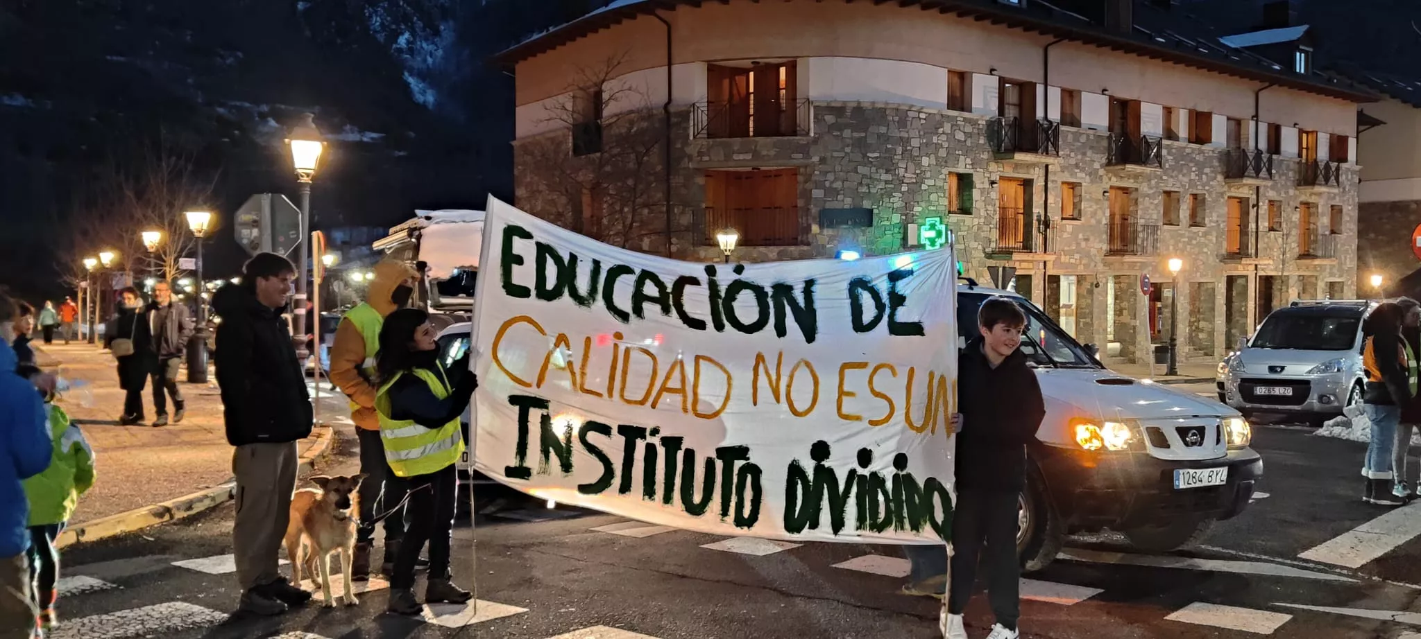 Nueva concentración en Benasque contra una nueva sección delegada del instituto.