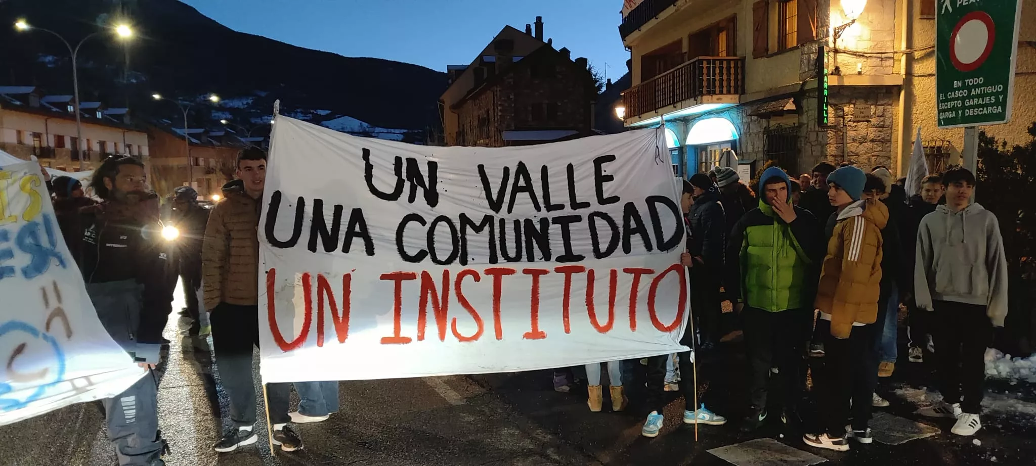 Nueva concentración en Benasque contra una nueva sección delegada del instituto.