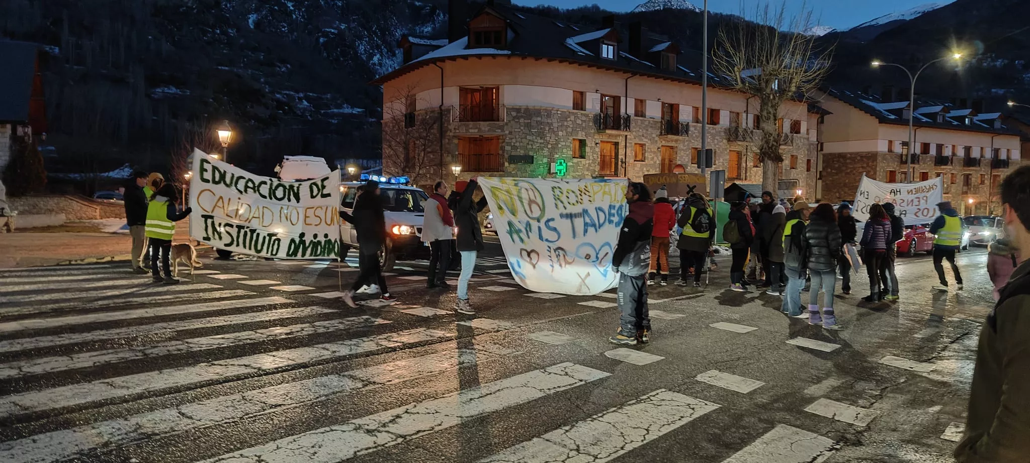 Nueva concentración en Benasque contra una nueva sección delegada del instituto.