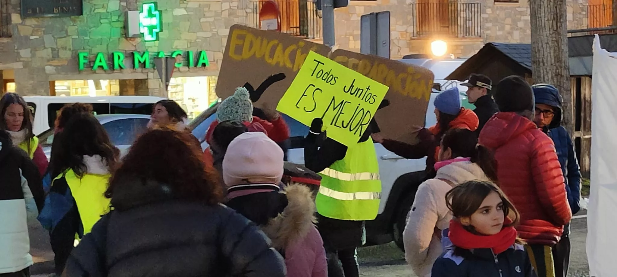 Nueva concentración en Benasque contra una nueva sección delegada del instituto.