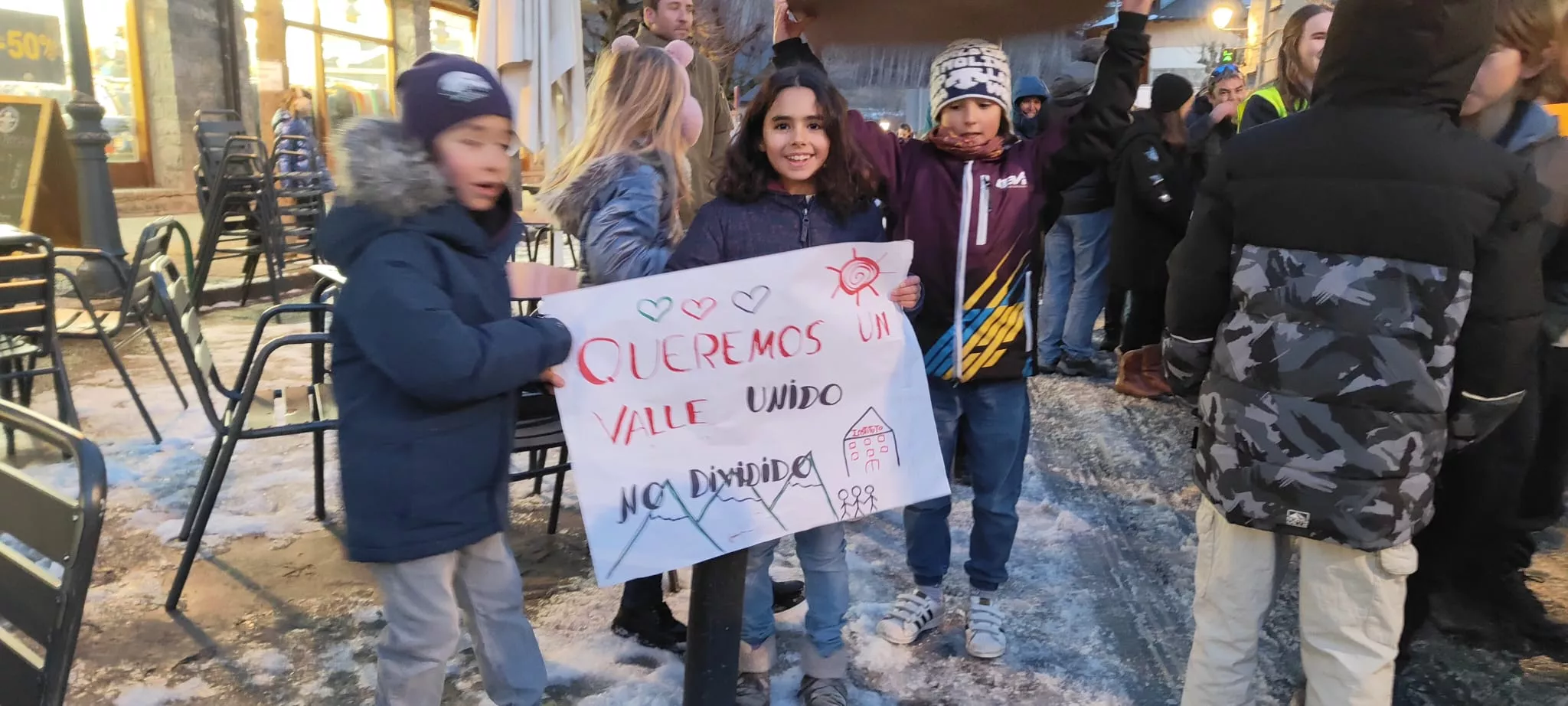 Nueva concentración en Benasque contra una nueva sección delegada del instituto.