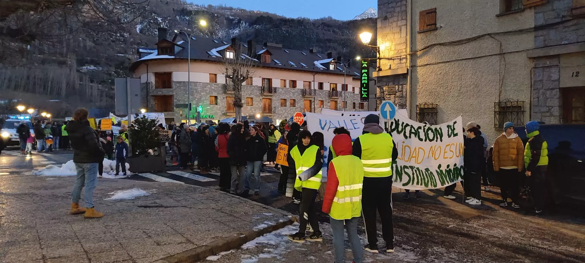 Nueva concentración en Benasque contra una nueva sección delegada del instituto.